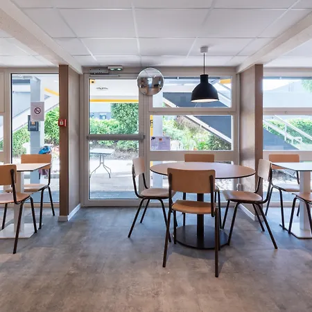 Premiere Classe Lyon Ouest - *